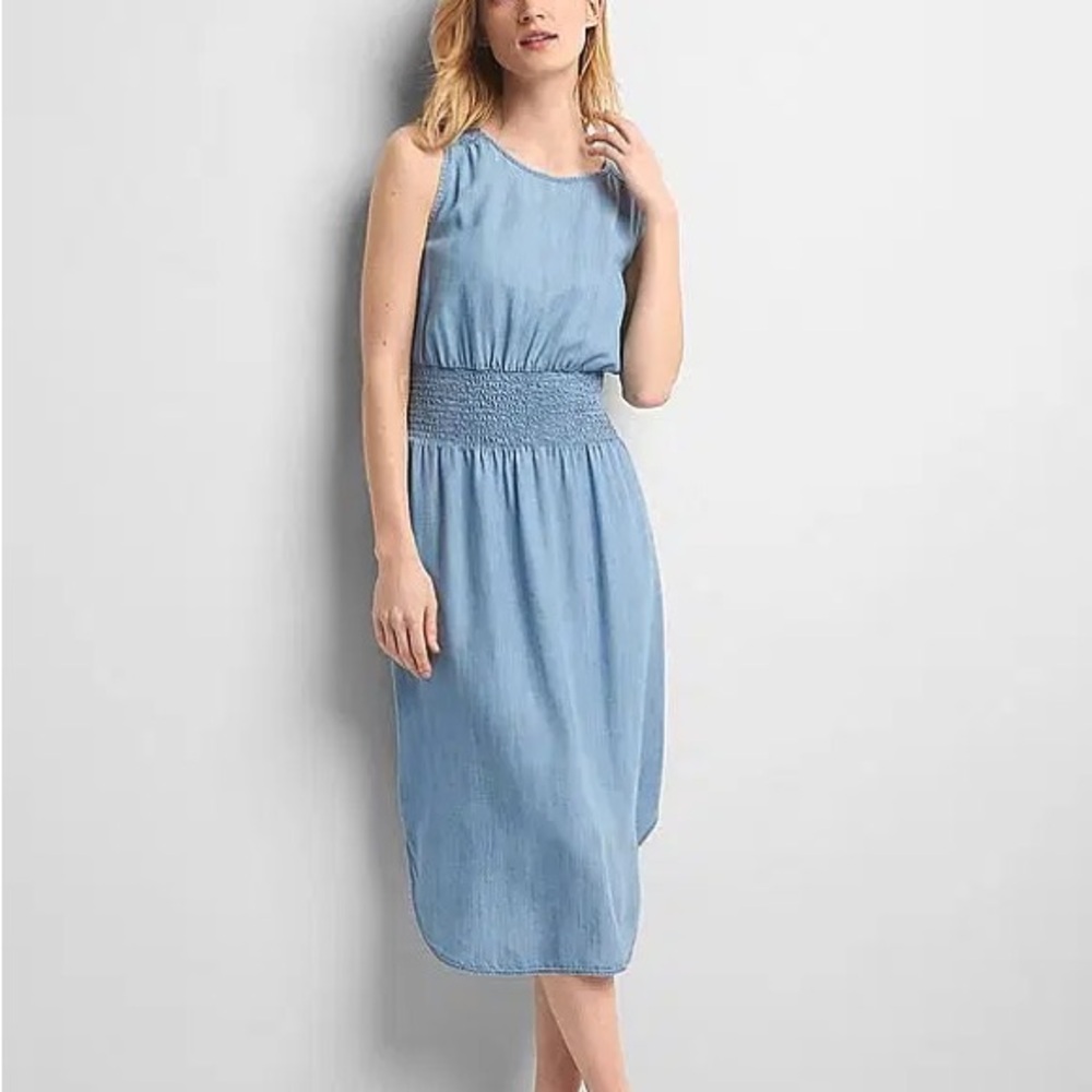 GAP Sleeveless Blue tencel denim midi dress, smocked waist, Size Medium Tall